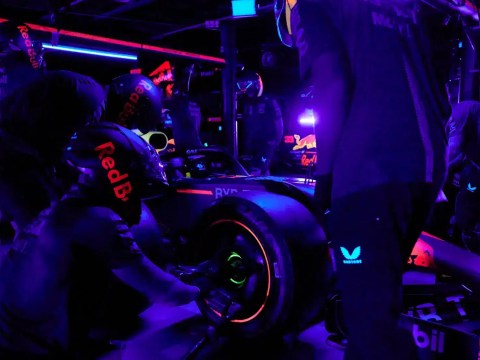 F1 pit crew making a swift change compared to two executives shaking hands, symbolizing efficient and successful CPO recruitment.