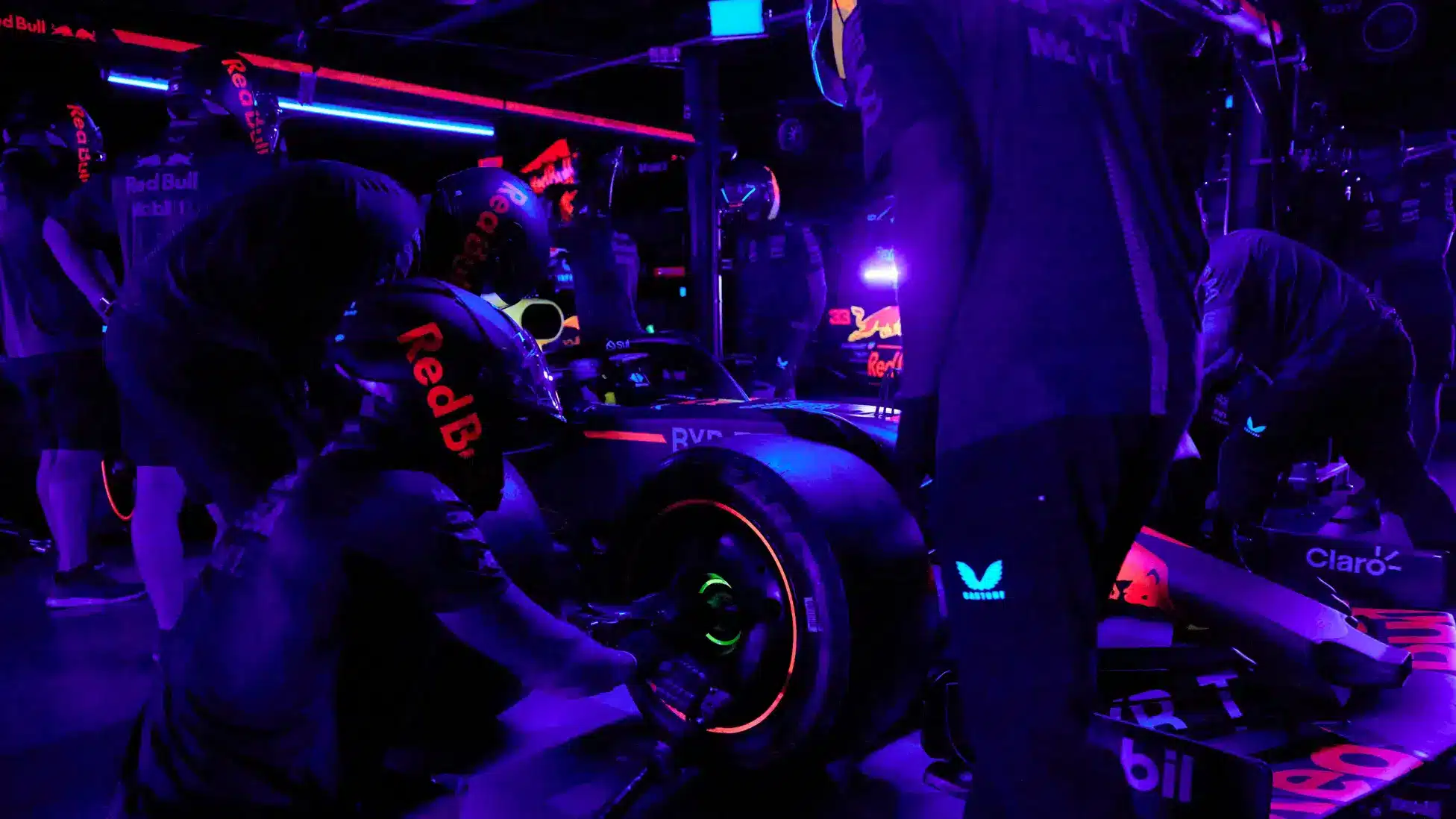 F1 pit crew making a swift change compared to two executives shaking hands, symbolizing efficient and successful CPO recruitment.