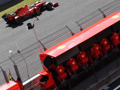 Formula 1 car and business executives symbolizing the blend of F1 strategies in Executive Search in Mexico