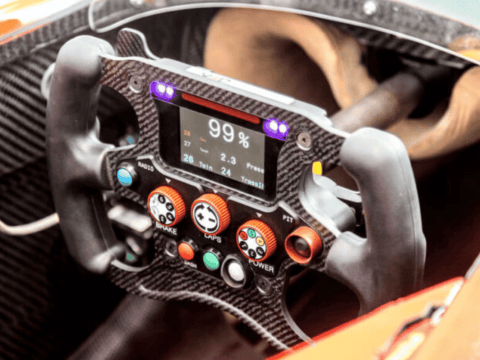 F1 car and headhunter representing the synergy of F1 strategies in executive search in Mexico.