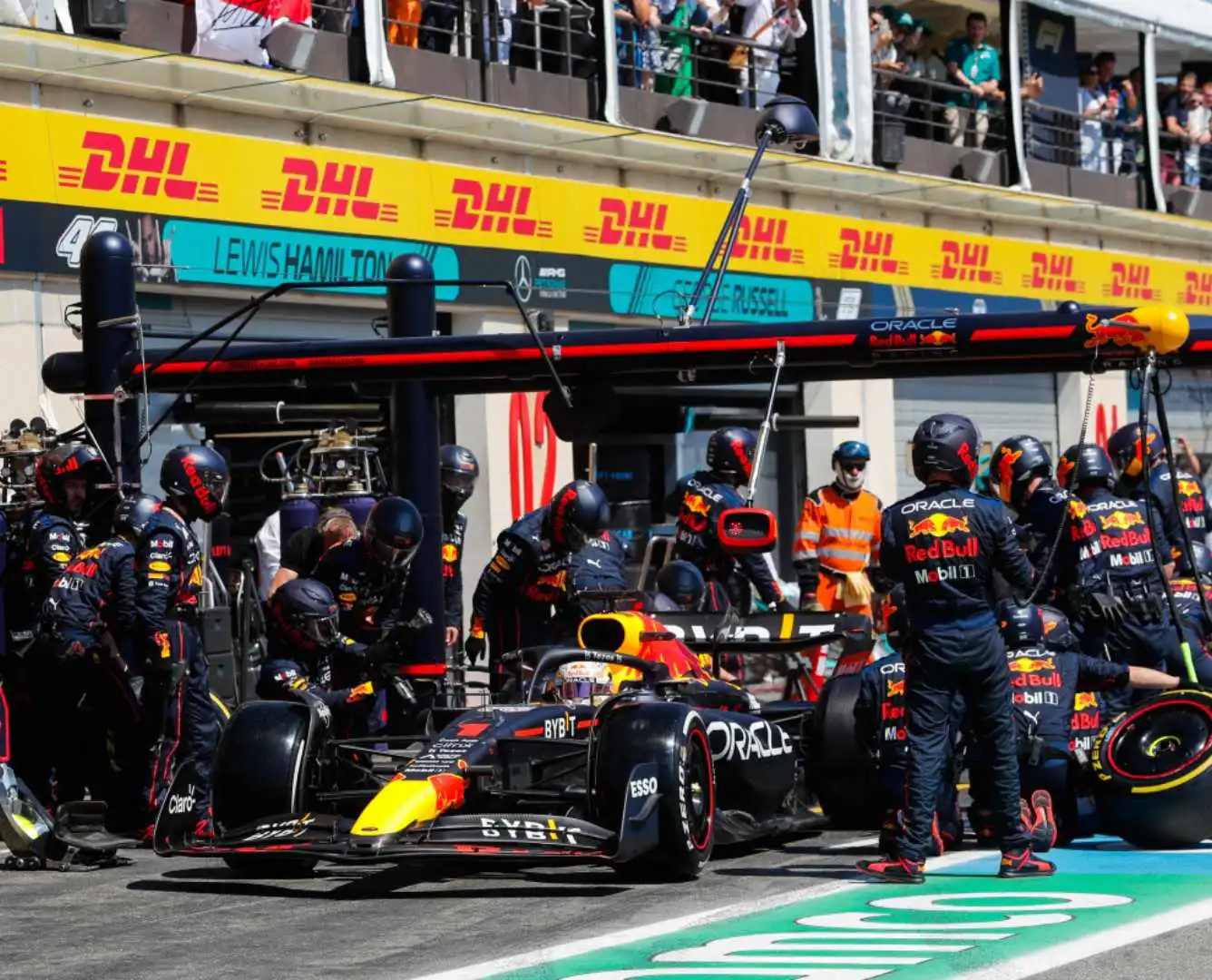 F1 pit team and global professionals collaborate, symbolizing Brainshoring's blend of speed and intellect.