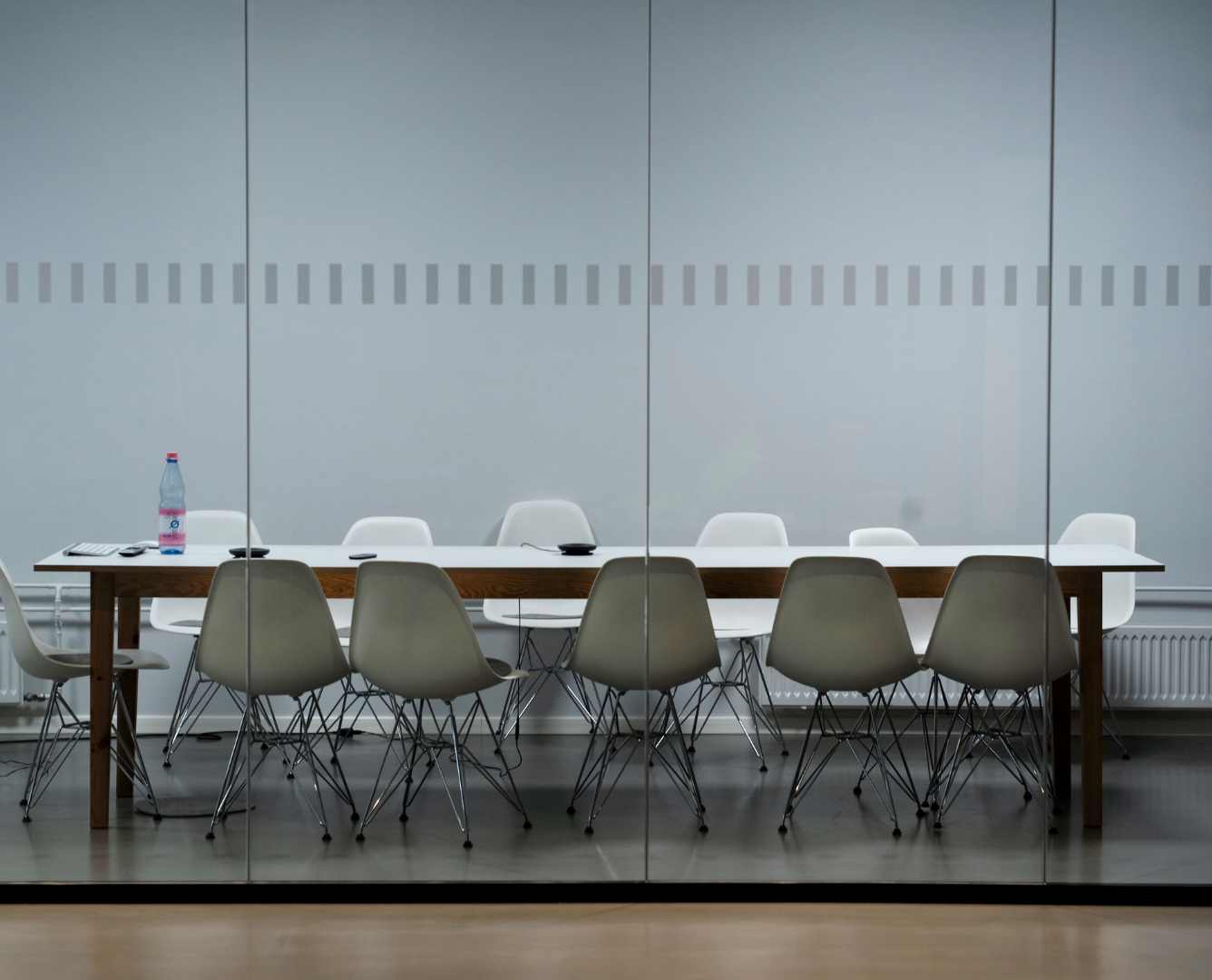 Mastering CEO-Board Dynamics: CEO and board members in a collaborative meeting, discussing strategic plans in a modern boardroom