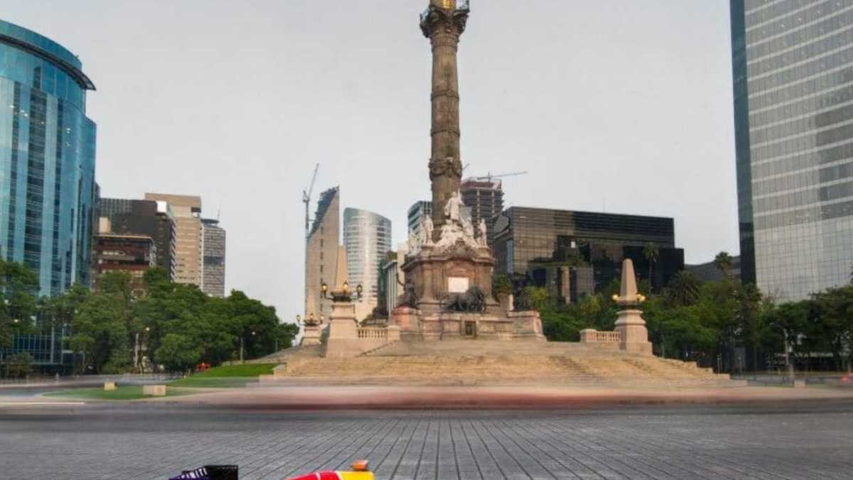 F1 start line merging into a bustling corporate skyline, symbolizing the strategic race in executive search in Mexico.