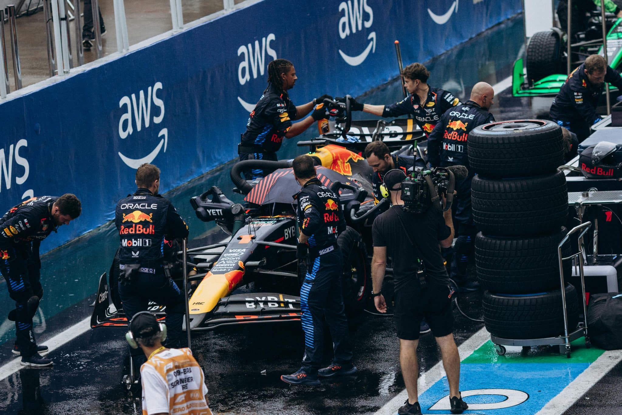 F1 pit stop tire change representing the critical Series B transition from founder mode to operator mode in startup leadership