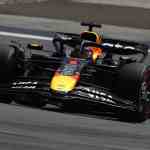 Formula 1 cars on formation lap weaving to warm tires before race start, illustrating the critical preparation phase that mirrors executive onboarding's first 90 days.