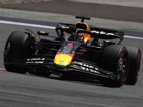 Formula 1 cars on formation lap weaving to warm tires before race start, illustrating the critical preparation phase that mirrors executive onboarding's first 90 days.