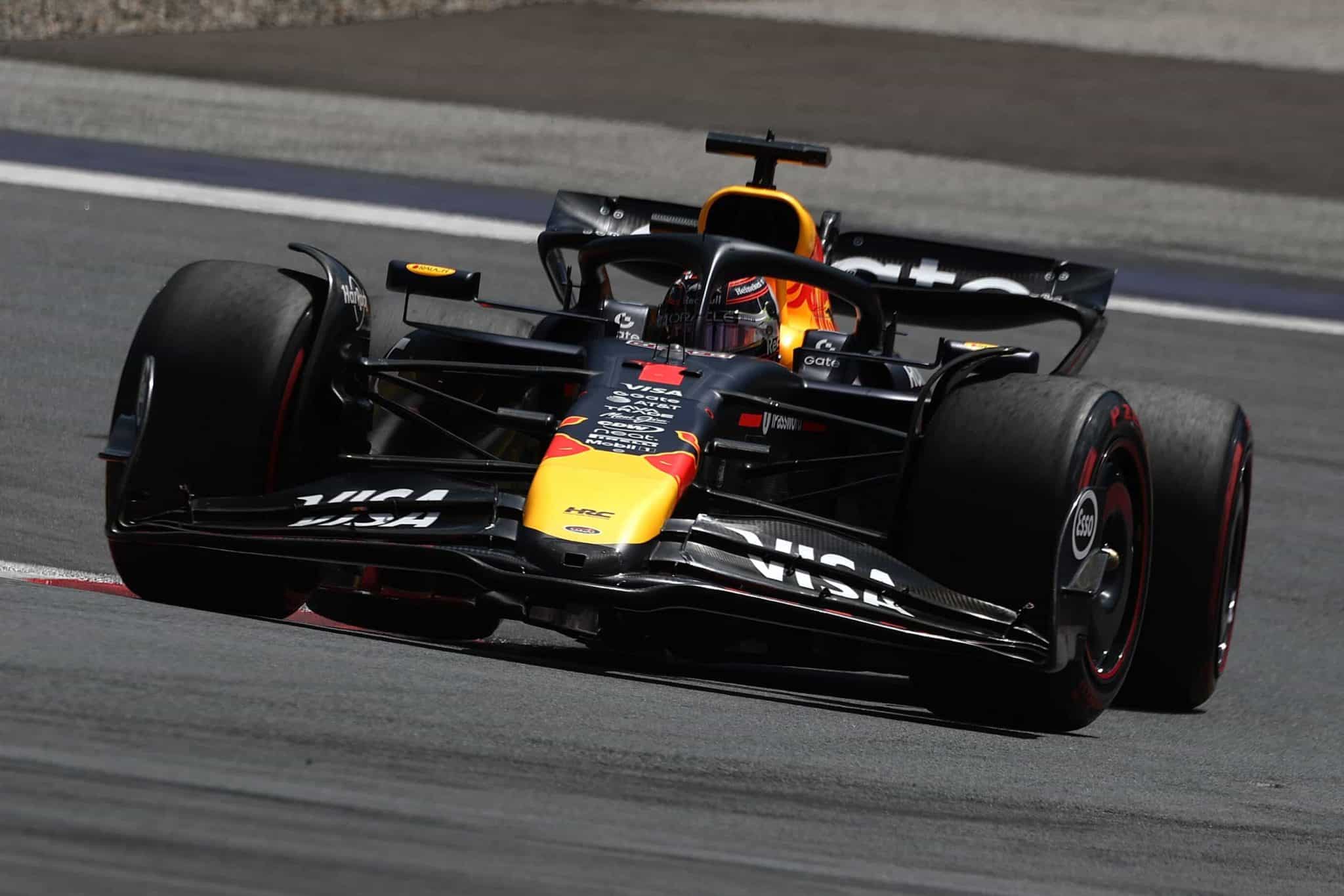 Formula 1 cars on formation lap weaving to warm tires before race start, illustrating the critical preparation phase that mirrors executive onboarding's first 90 days