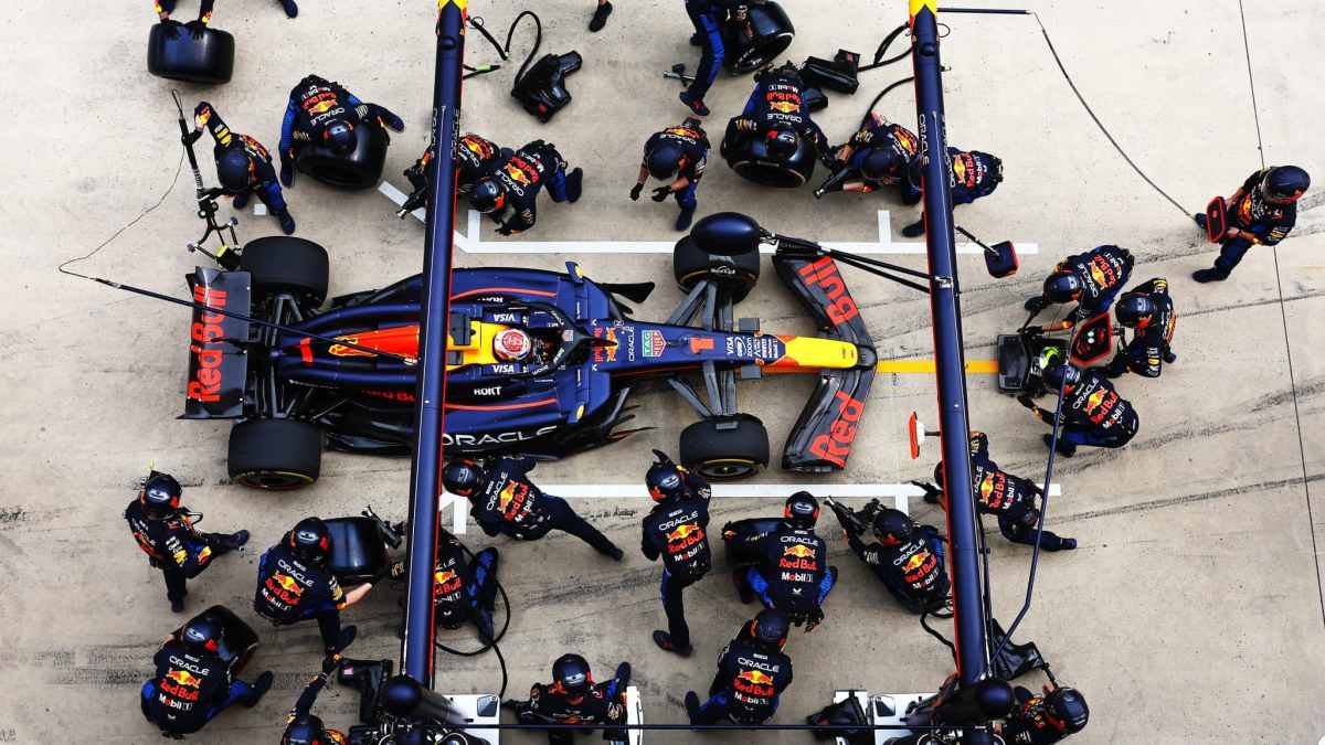 F1 pit crew engineering conditions for driver success during a race pit stop