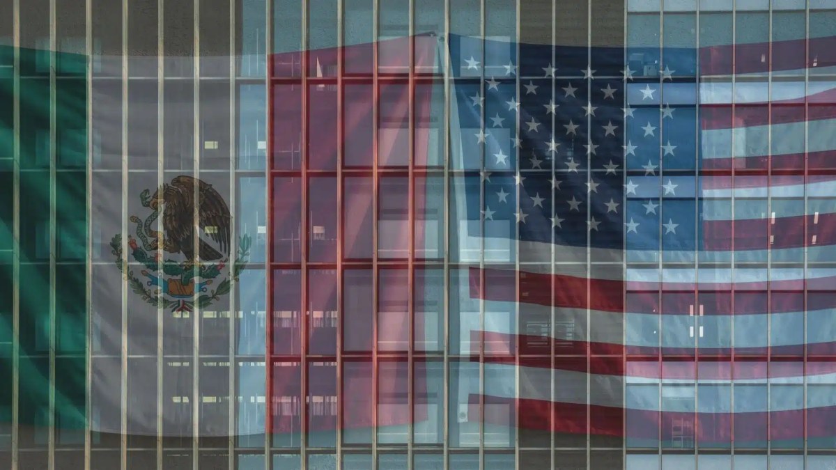 Split image contrasting a U.S. corporate boardroom with a Mexican business environment, illustrating the cultural calibration gap in cross-border commercial leadership hiring