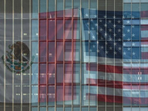 Split image contrasting a U.S. corporate boardroom with a Mexican business environment, illustrating the cultural calibration gap in cross-border commercial leadership hiring