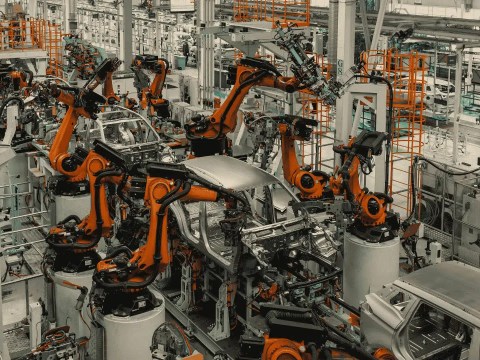 Manufacturing plant floor transitioning from standardized stations to improvised fixtures, cross-border operations leadership